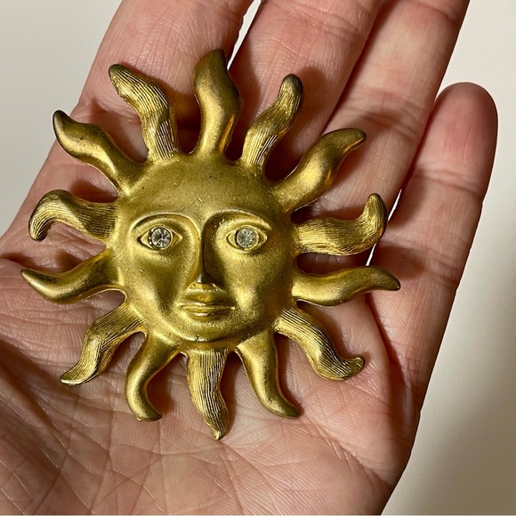 SOLD
Gold Sun Pendant, Heavy Solid Sun Brooch 1960s Vintage Estate Sale Women - Picture 3 of 3